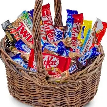 Сладкая корзина с шоколадными батончиками