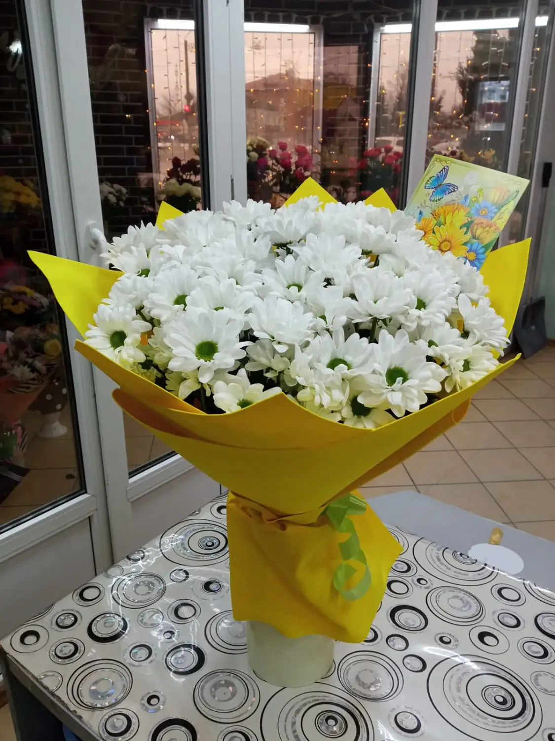 Букет из белых ромашек